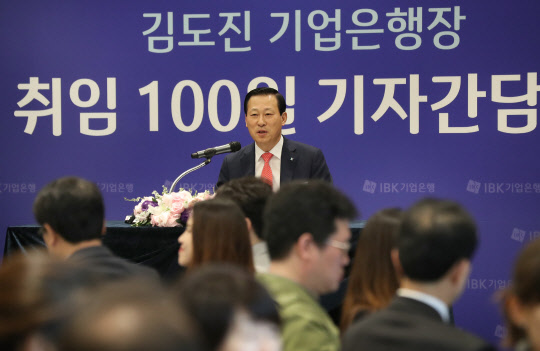 김도진 IBK기업은행장이 6일 서울 명동 은행회관 뱅커스클럽에서 취임 100일 기자간담회를 하고 있다. 연합뉴스